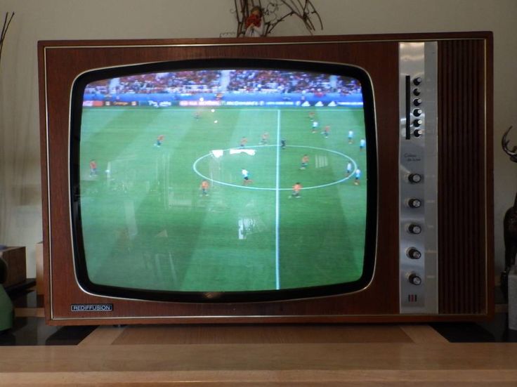 Téléviseur à tube cathodique diffusant un match de football des années 90